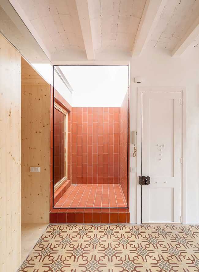 Hovering over the rooftops of Barcelona between the sunshine and the fresh air of the Casa Masnou vacant terraces