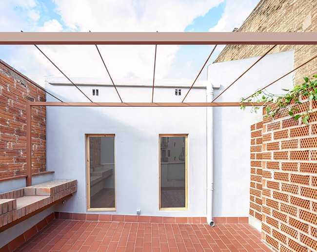Hovering over the rooftops of Barcelona between the sunshine and the fresh air of the Casa Masnou vacant terraces