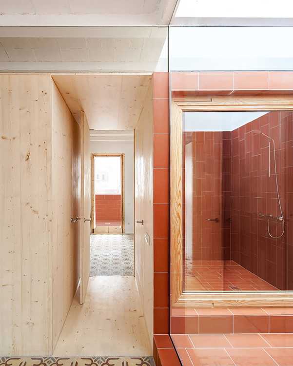 Hovering over the rooftops of Barcelona between the sunshine and the fresh air of the Casa Masnou vacant terraces