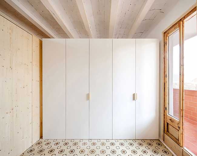 Hovering over the rooftops of Barcelona between the sunshine and the fresh air of the Casa Masnou vacant terraces