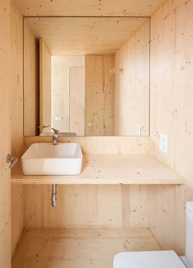 Hovering over the rooftops of Barcelona between the sunshine and the fresh air of the Casa Masnou vacant terraces