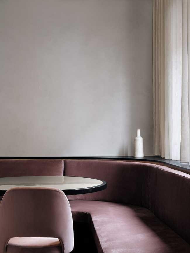 Shay, salón de té y restaurante. Tonos polvorientos inspirados en la atmósfera del desierto sirio