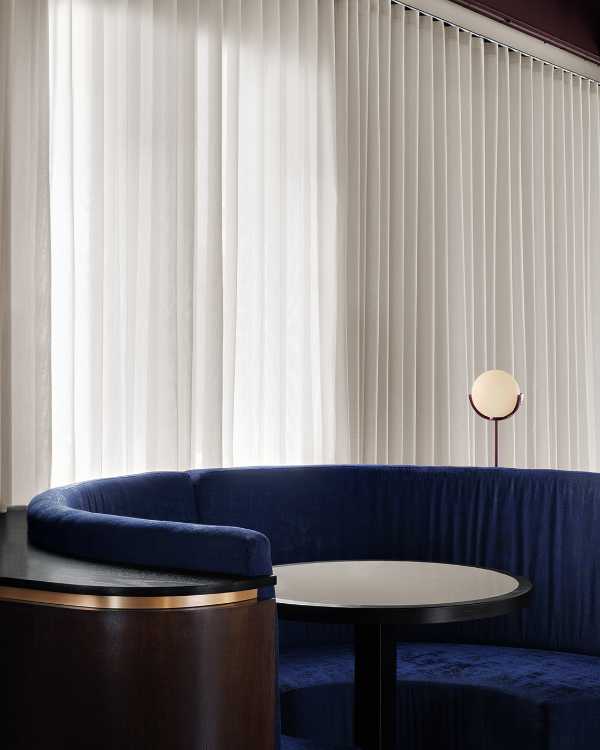 Shay, salón de té y restaurante. Tonos polvorientos inspirados en la atmósfera del desierto sirio