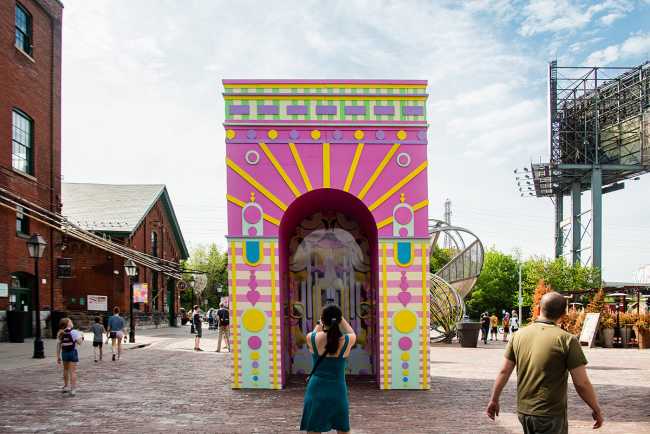 Arc de Blob. Une interaction ludique et colorée entre la réalité physique et virtuelle