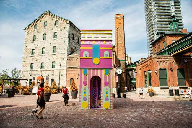 Arc de Blob. Une interaction ludique et colorée entre la réalité physique et virtuelle