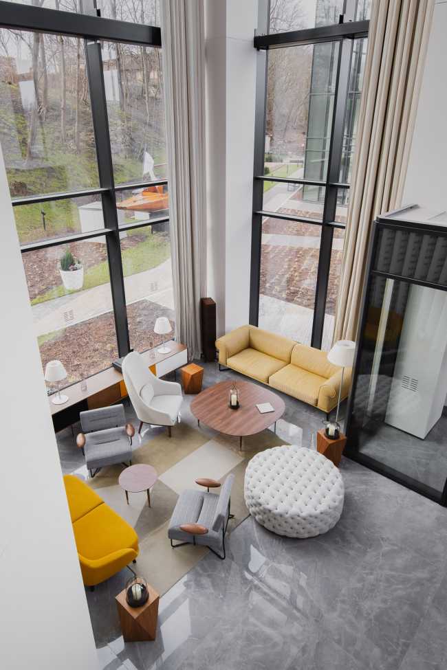 Enormi libri in legno creano lo spazio per la Lobby del Philosophers Residence in Lettonia