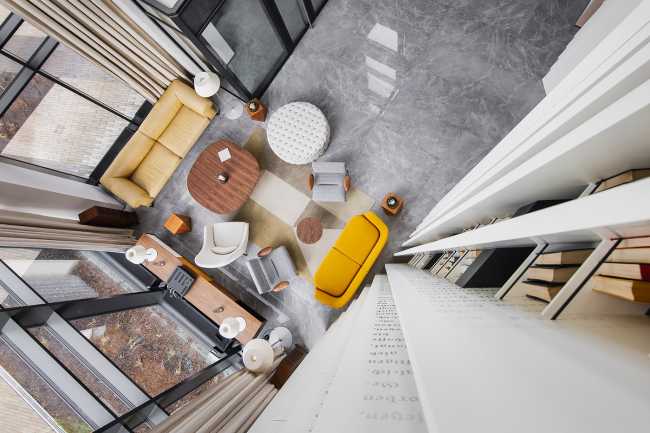 Enormi libri in legno creano lo spazio per la Lobby del Philosophers Residence in Lettonia