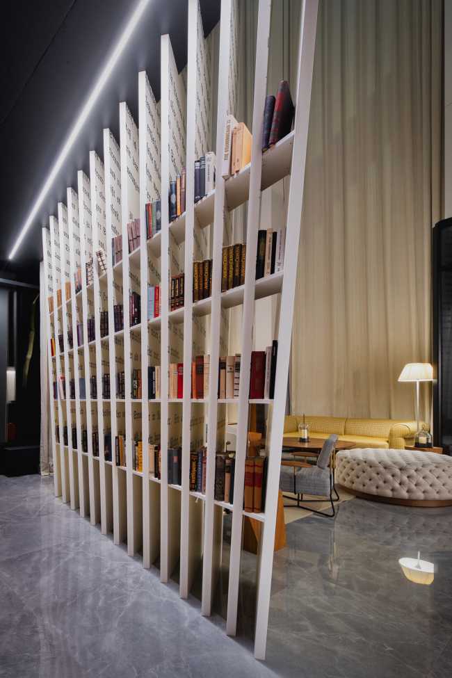 Enormi libri in legno creano lo spazio per la Lobby del Philosophers Residence in Lettonia