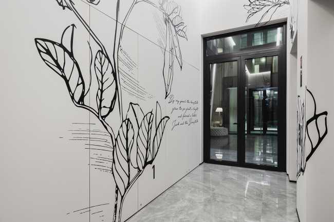 Enormi libri in legno creano lo spazio per la Lobby del Philosophers Residence in Lettonia