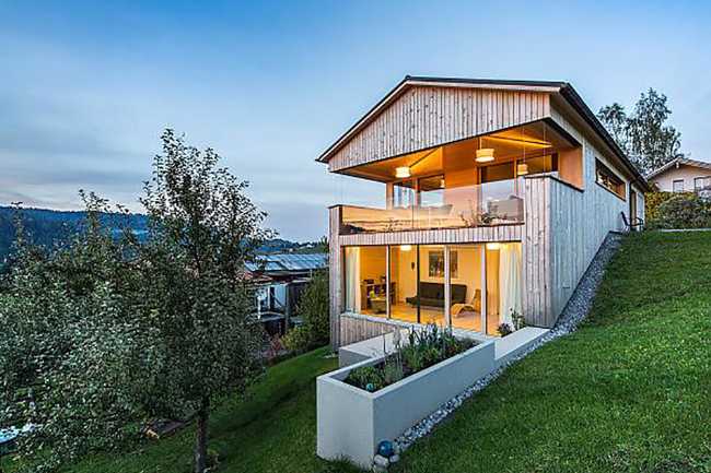 Haus Moosbrugger: una casa suspendida en una pendiente pronunciada, una concha de madera proyectada sobre el paisaje suizo