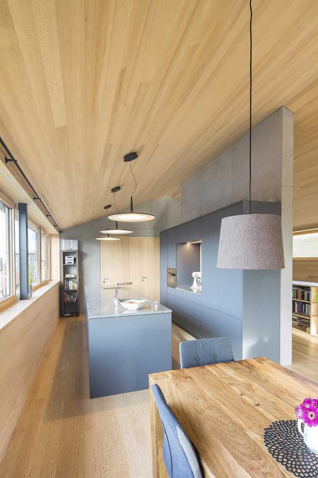 Haus Moosbrugger: una casa suspendida en una pendiente pronunciada, una concha de madera proyectada sobre el paisaje suizo