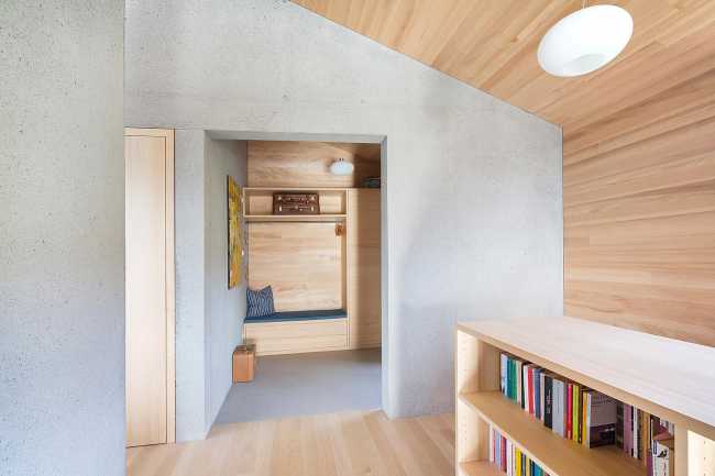 Haus Moosbrugger: una casa suspendida en una pendiente pronunciada, una concha de madera proyectada sobre el paisaje suizo