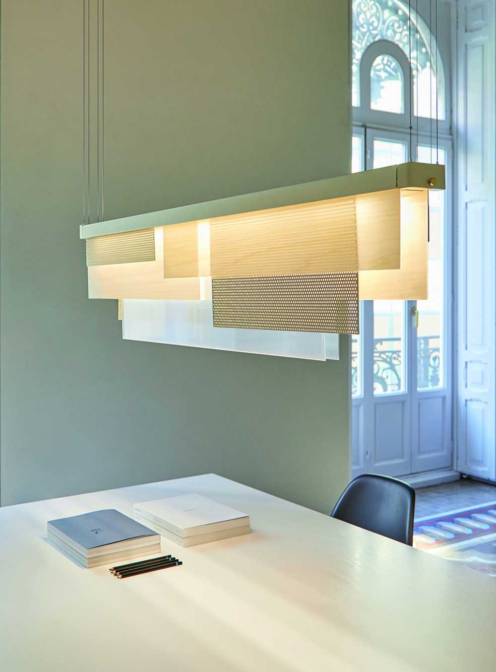 Lampada Skyline. Un oggetto di design progettato per “tessere la luce”