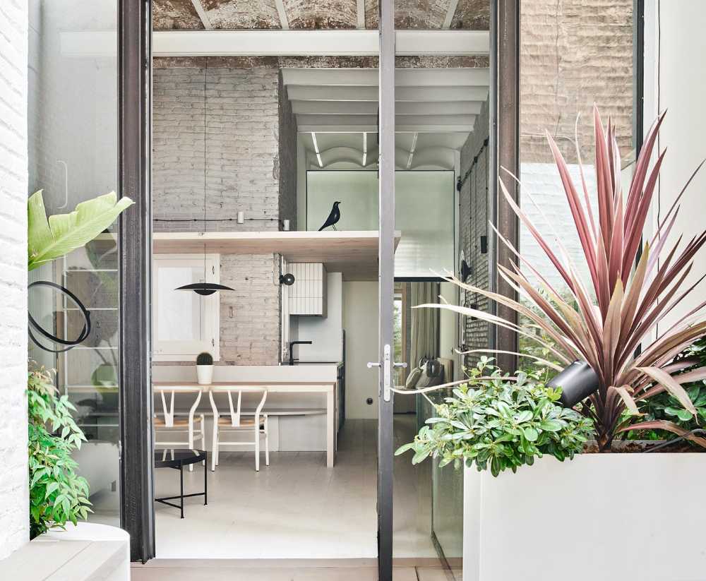 Nil Dos House, from a construction warehouse to an urban loft in the centre of Barcelona