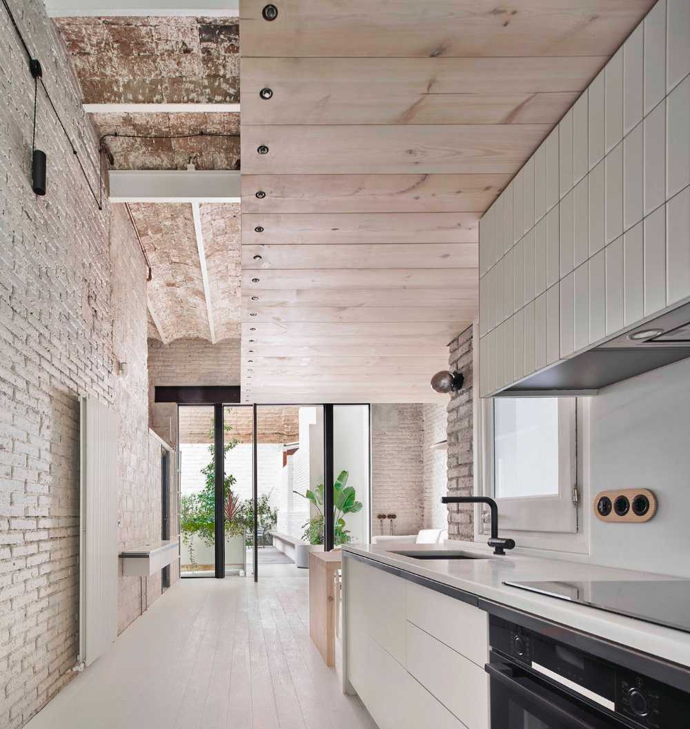 Nil Dos House, from a construction warehouse to an urban loft in the centre of Barcelona