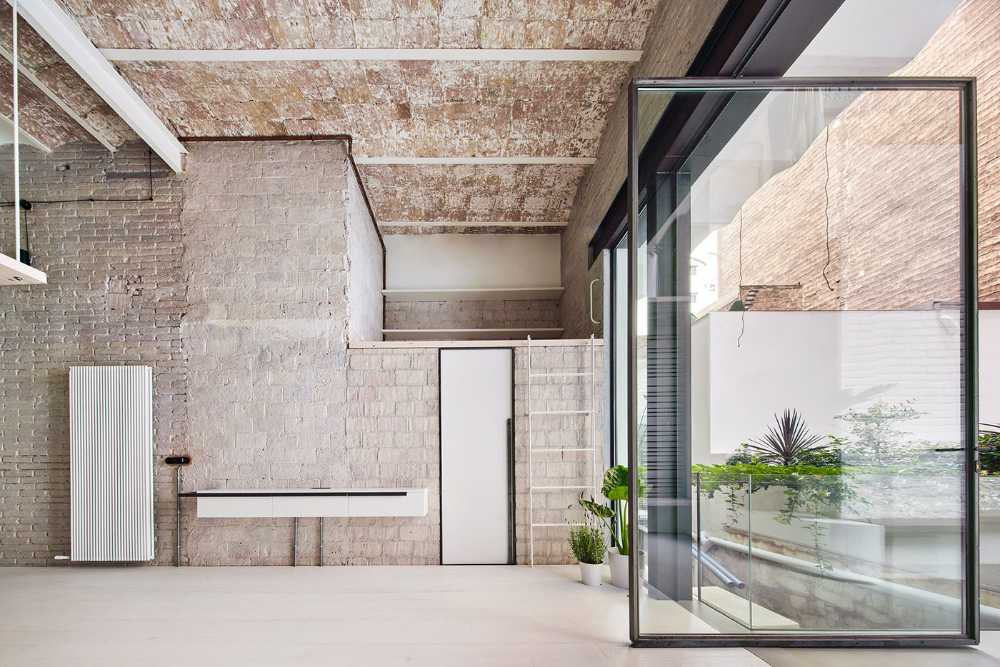 Nil Dos House, from a construction warehouse to an urban loft in the centre of Barcelona