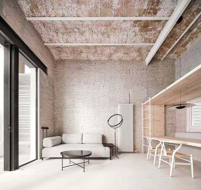 Nil Dos House, d'un entrepôt de construction à un loft urbain au centre de Barcelone