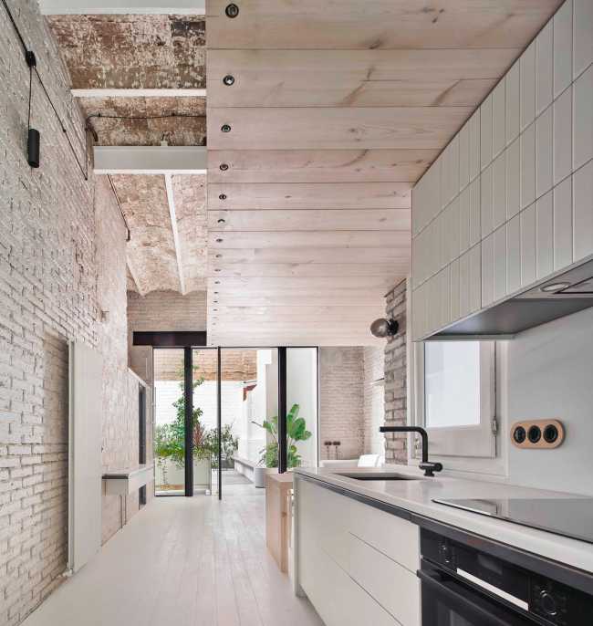 Nil Dos House, d'un entrepôt de construction à un loft urbain au centre de Barcelone