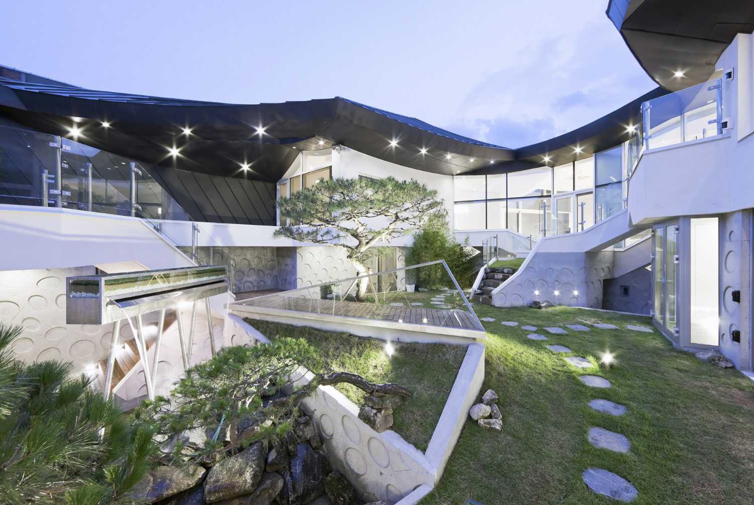 Tradition coréenne dans un langage architectural moderne pour la villa hyperdynamique GA ON JAI