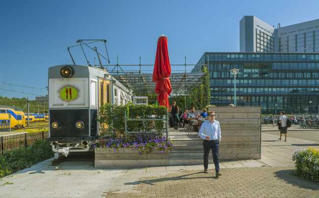 The Amsterdamsche Tram, from the repurposing of recycled materials, is transformed into a picturesque and unconventional new urban point of interest in Amsterdam