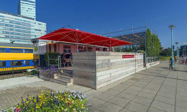 The Amsterdamsche Tram, from the repurposing of recycled materials, is transformed into a picturesque and unconventional new urban point of interest in Amsterdam