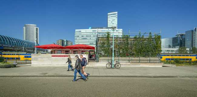 The Amsterdamsche Tram, from the repurposing of recycled materials, is transformed into a picturesque and unconventional new urban point of interest in Amsterdam