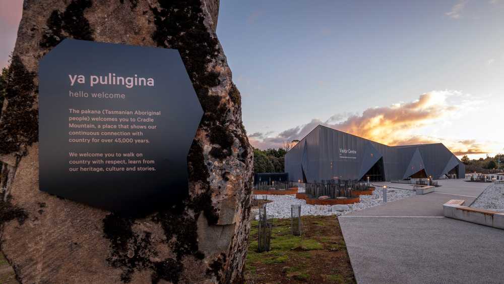 Cradle Mountain Visitor Centre, inspiré par la canopée protectrice des eucalyptus de Tasmanie, met en avant le parc d'importance naturelle mondiale