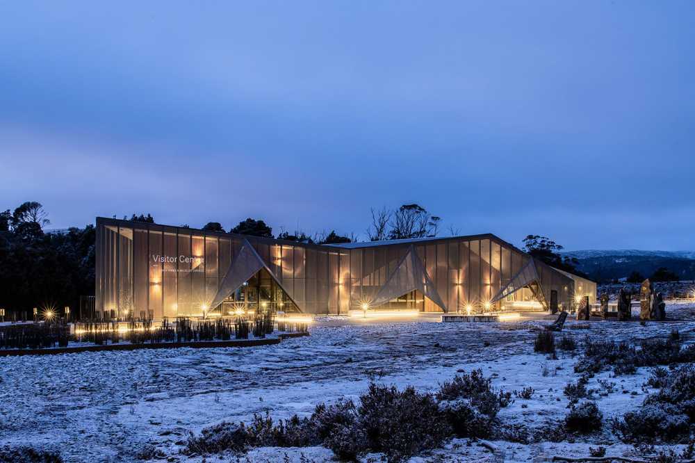Cradle Mountain Visitor Centre, inspired by the protective Tasmanian eucalyptus tree crown, brings the world-class park of global naturalistic significance to prominence