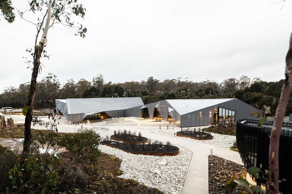Cradle Mountain Visitor Centre, inspired by the protective Tasmanian eucalyptus tree crown, brings the world-class park of global naturalistic significance to prominence