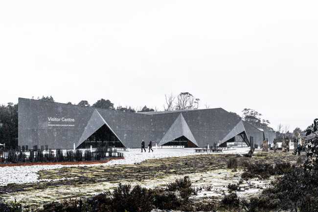 Cradle Mountain Visitor Centre, inspired by the protective Tasmanian eucalyptus tree crown, brings the world-class park of global naturalistic significance to prominence
