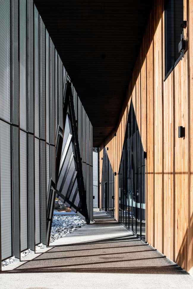 Cradle Mountain Visitor Centre, inspired by the protective Tasmanian eucalyptus tree crown, brings the world-class park of global naturalistic significance to prominence