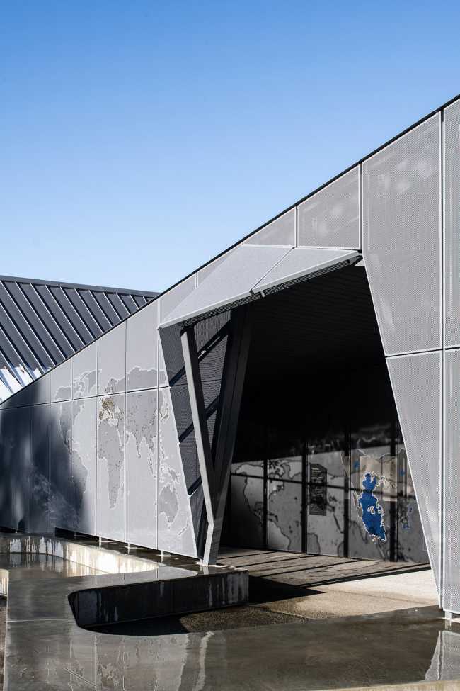 Cradle Mountain Visitor Centre, inspired by the protective Tasmanian eucalyptus tree crown, brings the world-class park of global naturalistic significance to prominence
