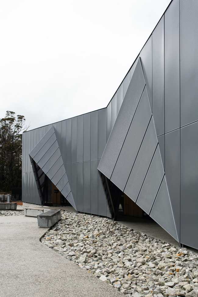 Cradle Mountain Visitor Centre, inspired by the protective Tasmanian eucalyptus tree crown, brings the world-class park of global naturalistic significance to prominence