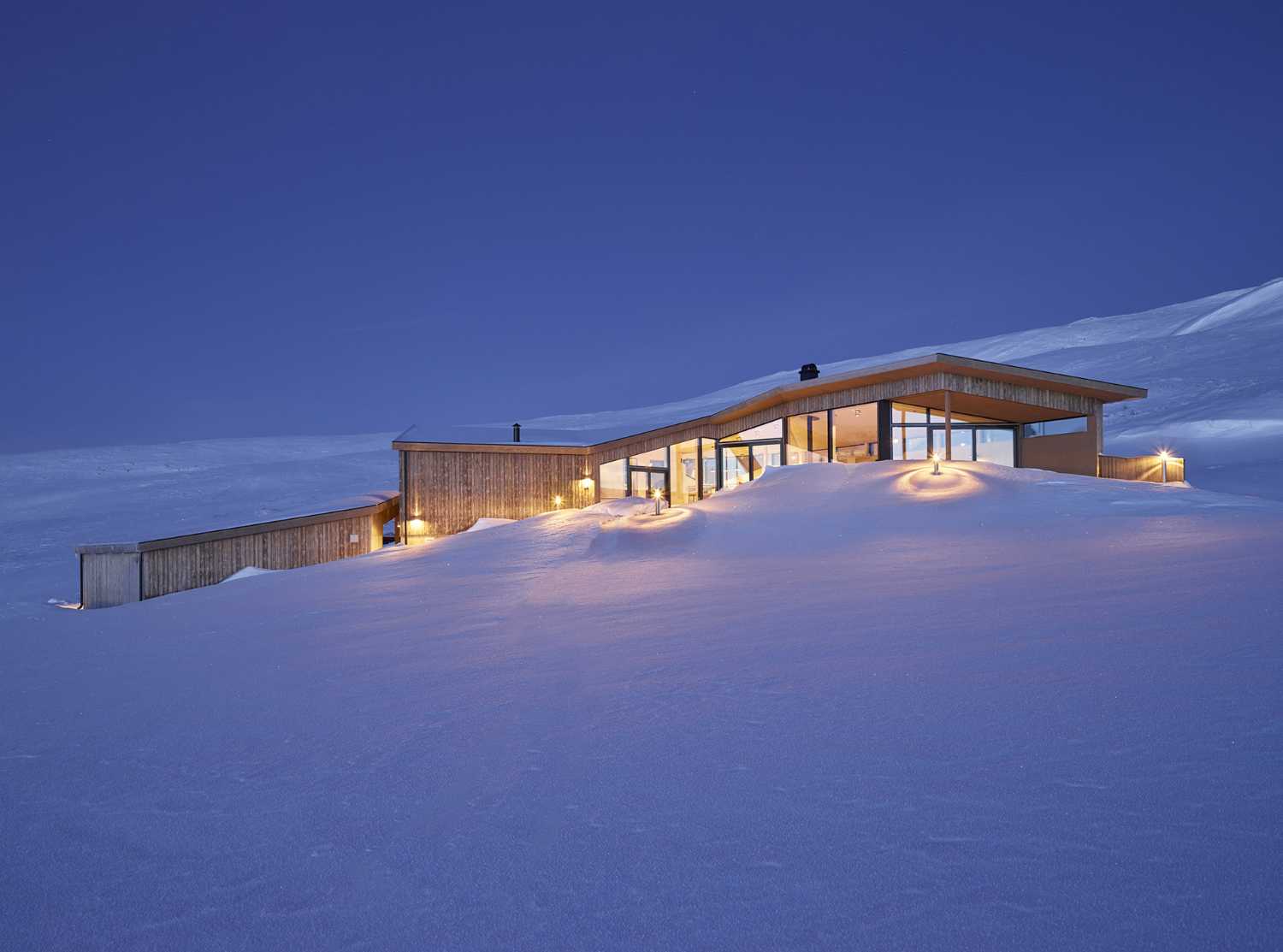 Gudbrandslie Cabin, uno chalet in abete rosso ispira la sua forma al paesaggio