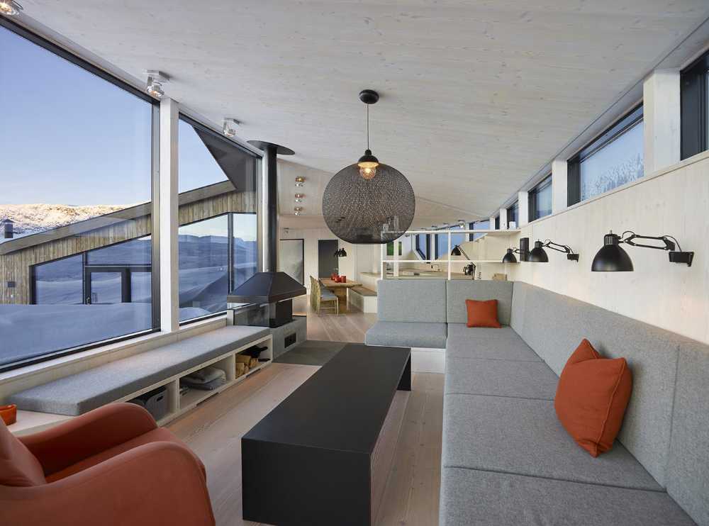 Gudbrandslie Cabin, un chalet de abeto que inspira su forma en el paisaje