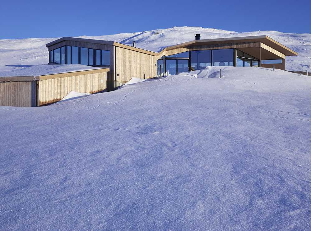 Gudbrandslie Cabin, un chalet de abeto que inspira su forma en el paisaje