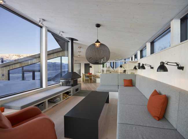 Gudbrandslie Cabin, un chalet de abeto que inspira su forma en el paisaje