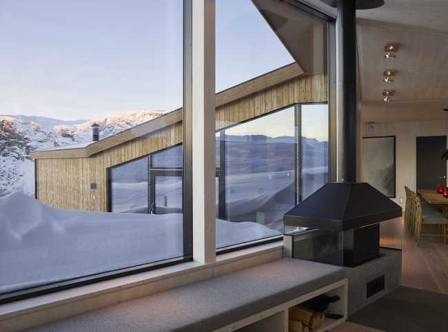 Gudbrandslie Cabin, un chalet de abeto que inspira su forma en el paisaje