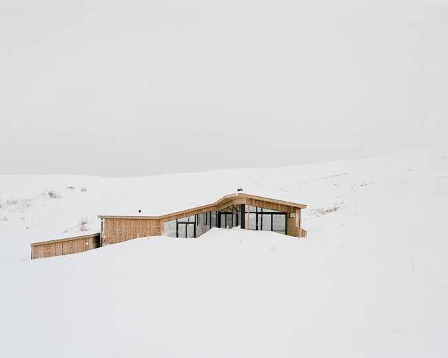 Gudbrandslie Cabin, un chalet de abeto que inspira su forma en el paisaje