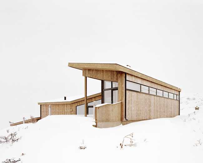 Gudbrandslie Cabin, un chalet de abeto que inspira su forma en el paisaje