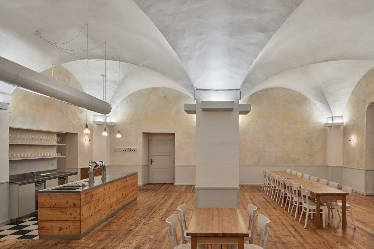 Restaurante barroco Three Roses en el monasterio de Broumov, entre arcos y bóvedas, ofrece una experiencia arquitectónica y gastronómica única