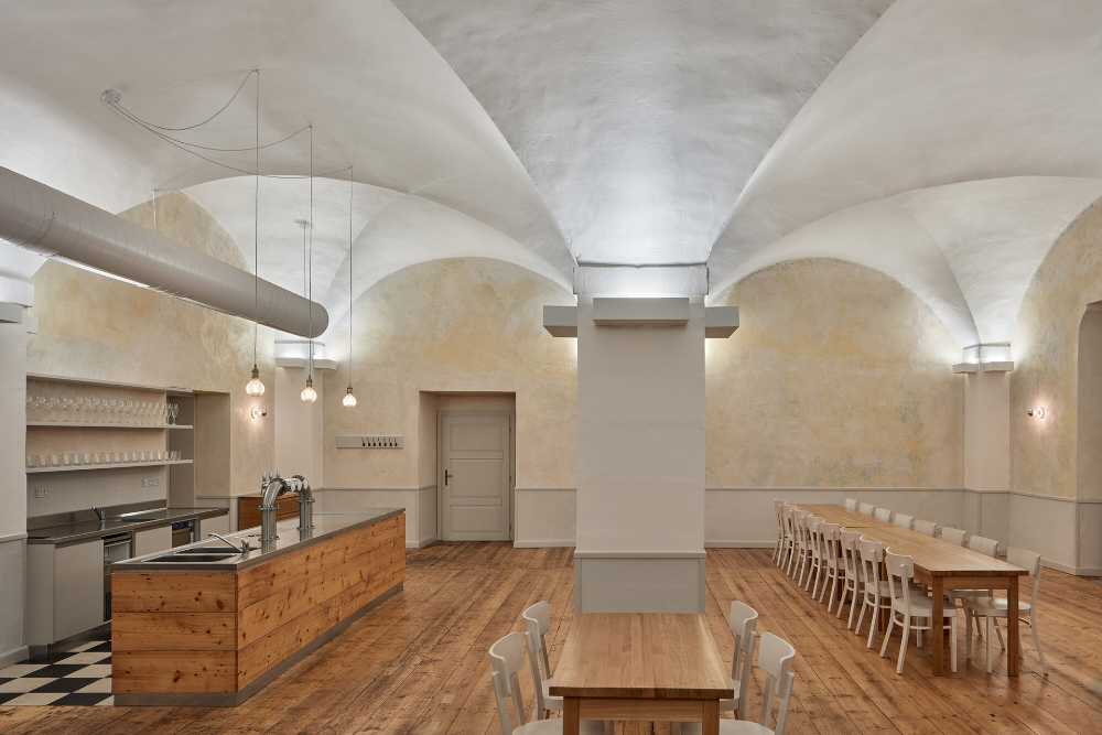 Baroque Restaurant Three Roses nel monastero di Broumov, tra archi e volte, offre un’esperienza architettonica e gastronomica unica