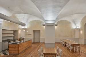 Restaurante barroco Three Roses en el monasterio de Broumov, entre arcos y bóvedas, ofrece una experiencia arquitectónica y gastronómica única