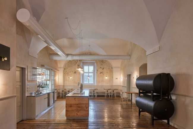 Baroque Restaurant Three Roses nel monastero di Broumov, tra archi e volte, offre un’esperienza architettonica e gastronomica unica