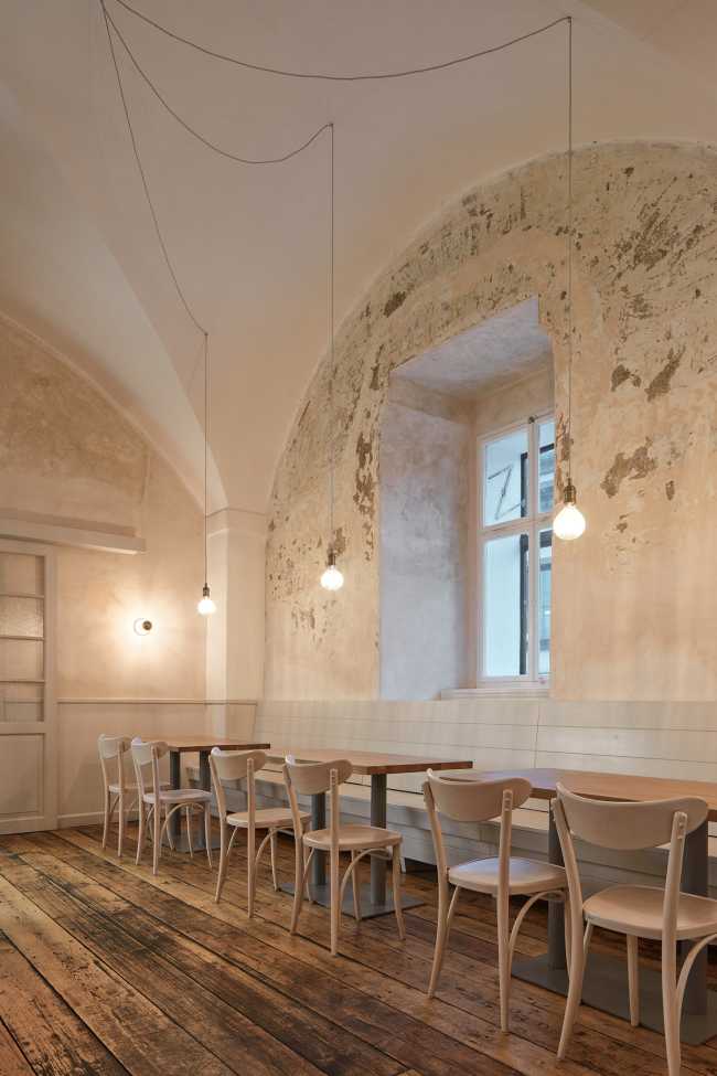 Baroque Restaurant Three Roses nel monastero di Broumov, tra archi e volte, offre un’esperienza architettonica e gastronomica unica