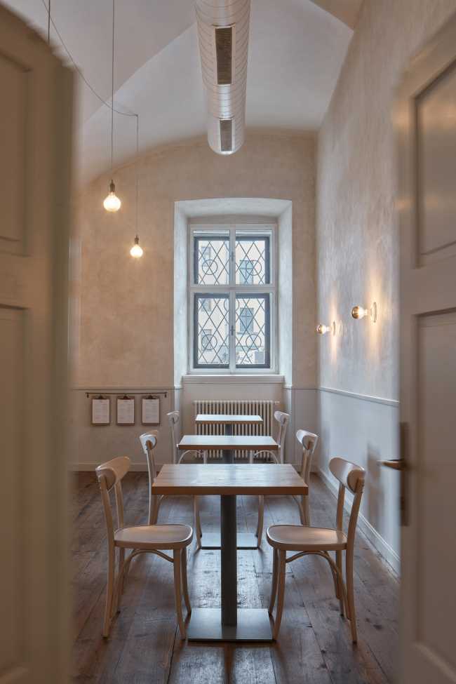Baroque Restaurant Three Roses nel monastero di Broumov, tra archi e volte, offre un’esperienza architettonica e gastronomica unica