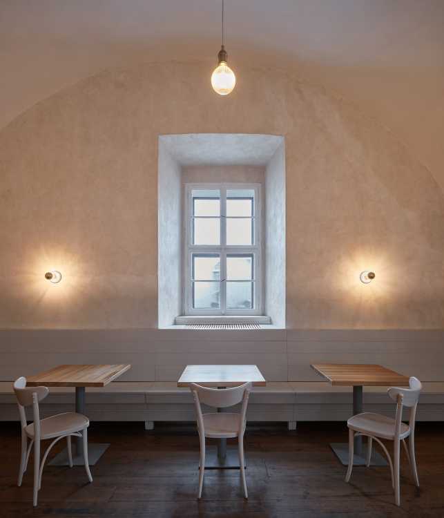 Baroque Restaurant Three Roses nel monastero di Broumov, tra archi e volte, offre un’esperienza architettonica e gastronomica unica