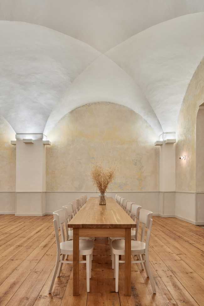 Baroque Restaurant Three Roses nel monastero di Broumov, tra archi e volte, offre un’esperienza architettonica e gastronomica unica
