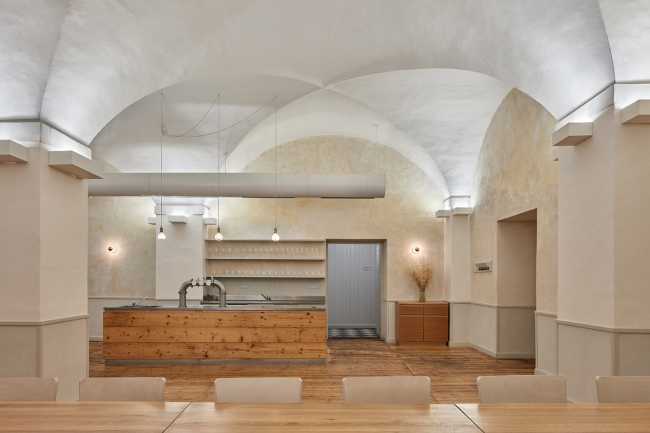 Baroque Restaurant Three Roses nel monastero di Broumov, tra archi e volte, offre un’esperienza architettonica e gastronomica unica