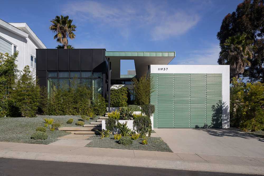 En Californie, à la Résidence Mar Vista, l'approche rationnelle du modernisme du milieu du siècle se mêle à des finitions chaleureuses et à des idées architecturales contemporaines